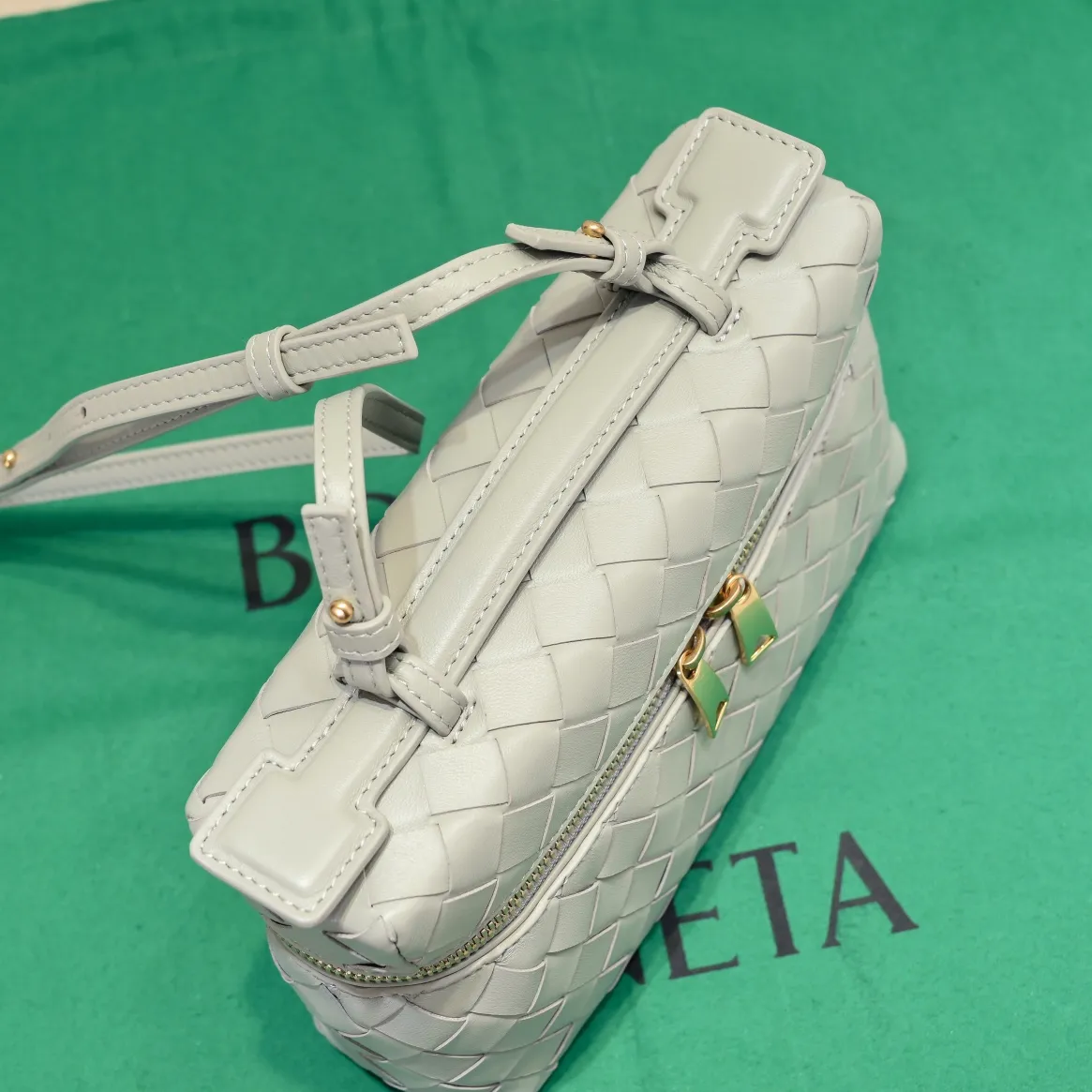 Batch 1360 Bottega Veneta 24 spring and summer woven zipper crossbody bag. A crossbody bag that can be used as a cosmetic bag. The exquisite weaving and compact body are an indispensable accessory for the upcoming summer. The double zipper also better protects the bag. It has a large capacity. If you like it, don’t miss it. Style number: 9109 Size: 22*12.5*5cm